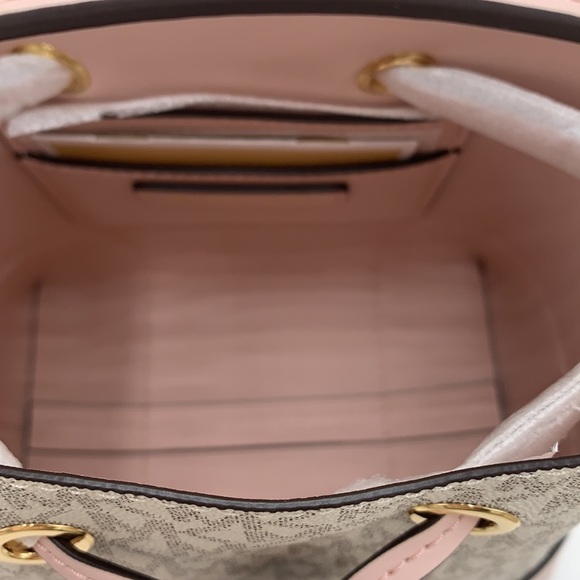 MICHAEL KORS
Mercer Small Logo Bucket crossbody Bag Powder Blush Multi Color - Picture 11 of 15